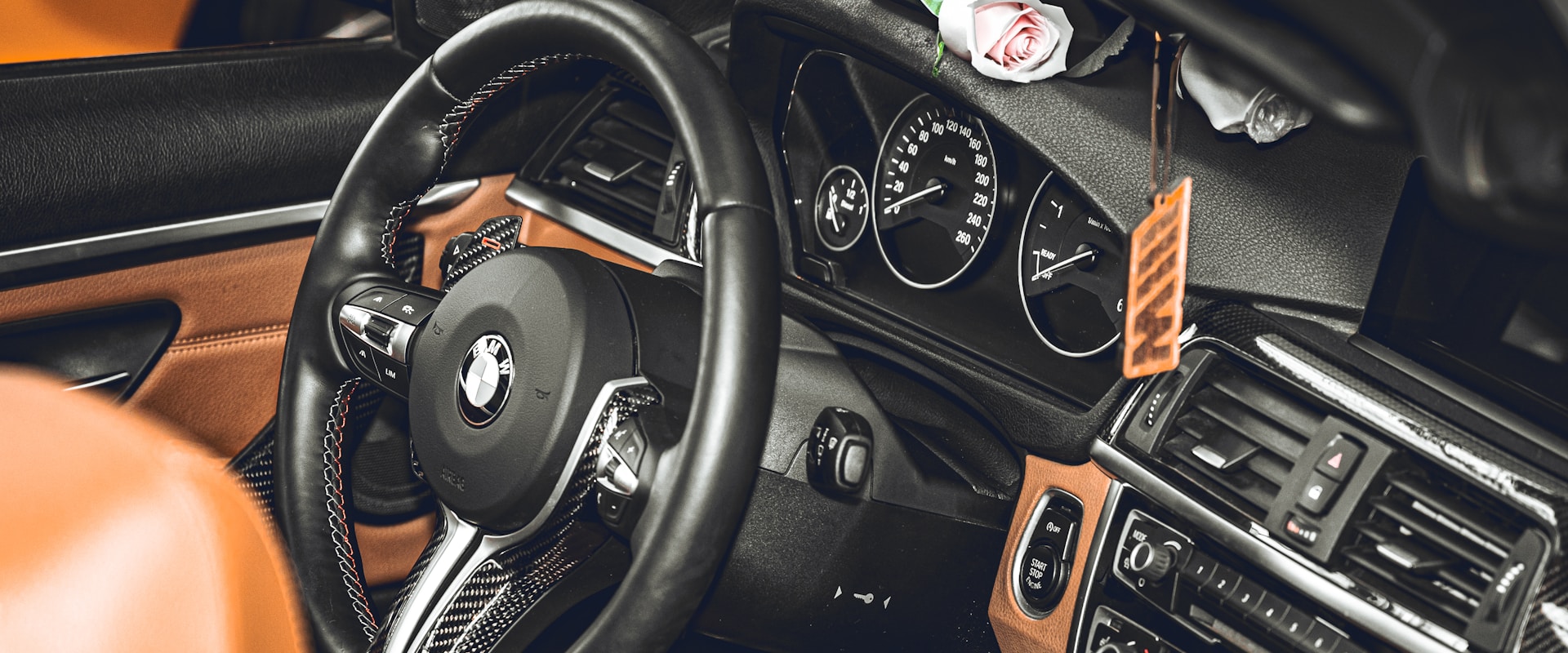 BMW M — натуральна шкіра brown/black у салоні
