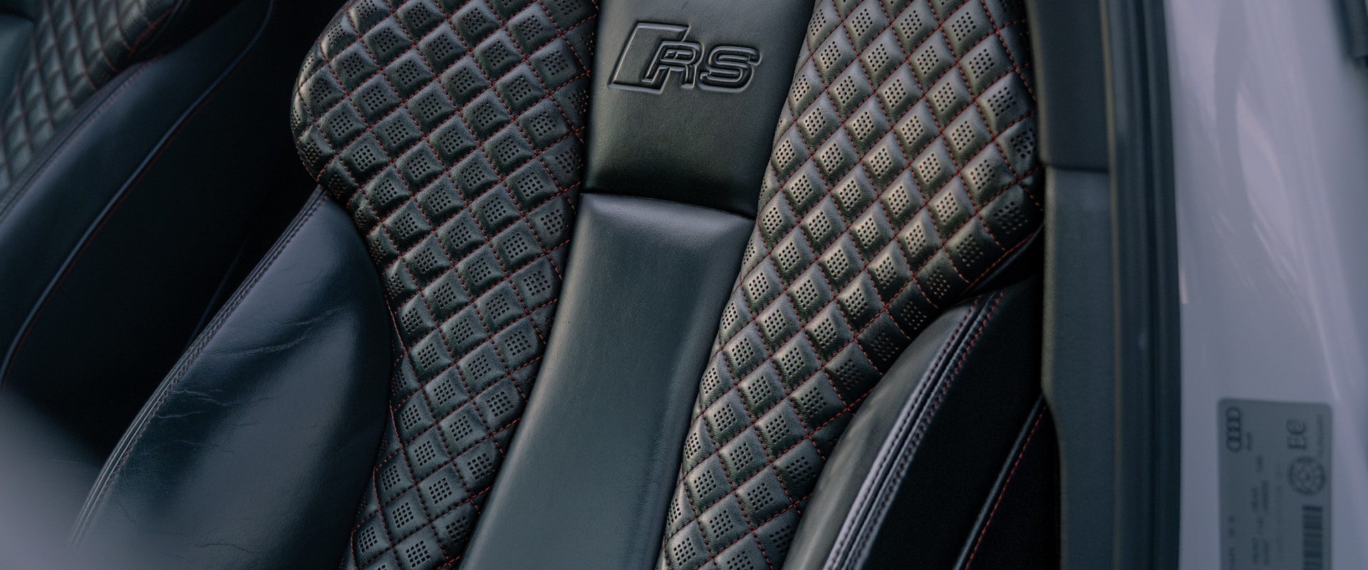 Audi RS3 — стьобана перфорована шкіра для тюнінг-ательє
