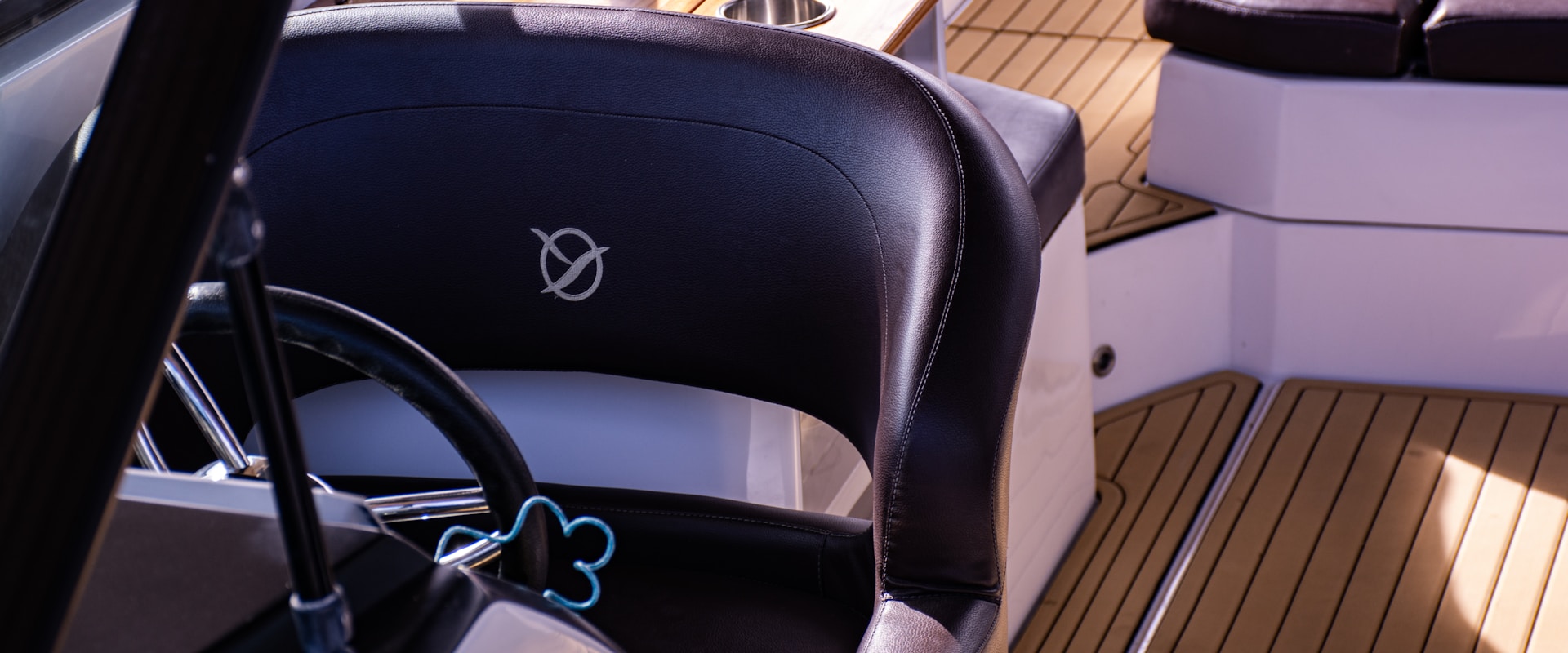 Кокпіт яхти — marine seating, морський вініл